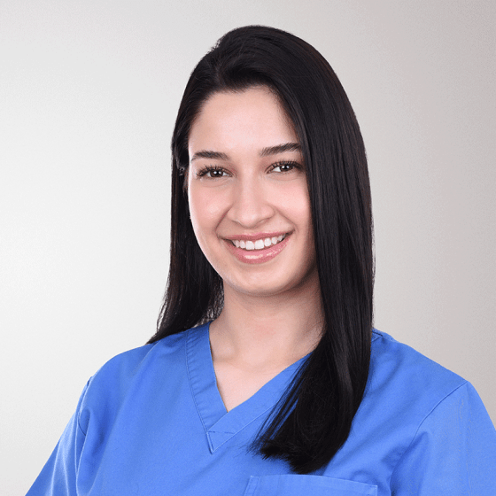Duena Ahmetaj, Dentalassistentin