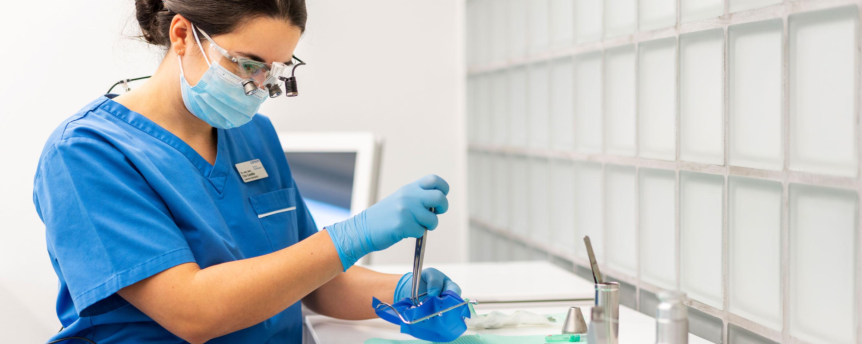 Arbeiten in der Careum Dentalhygiene, Instrumente vorbereiten