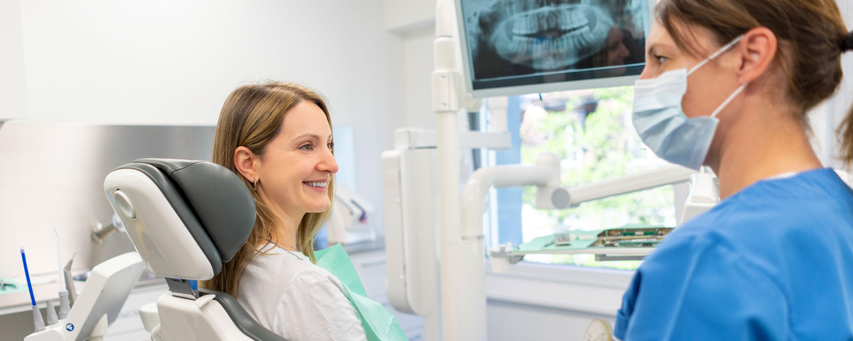 Zahnarztklinik, Zahnärztin im Gespräch mit Patientin