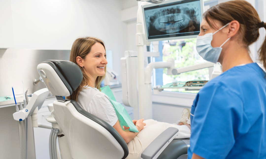 Slider Räume der Careum Dentalhygiene in der Zahnarztklinik im Gespräch mit einer Patienten